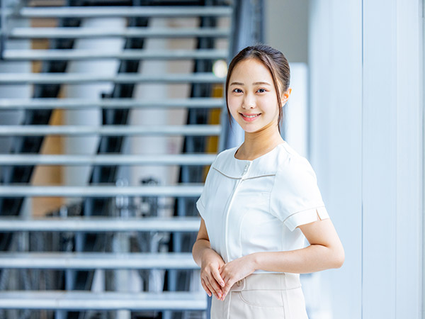 セラピストが働く際のおすすめの服装とは?選びのポイントや身だしなみの注意点を解説