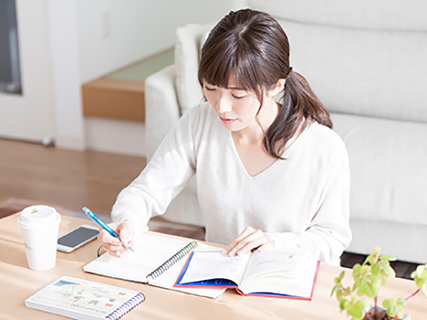 未経験からエステティシャンになるには？おすすめの民間資格や仕事内容、年収をご紹介