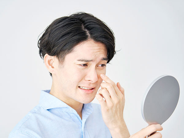 男性の目の下がたるむ原因とは｜改善策や予防につながる生活習慣について