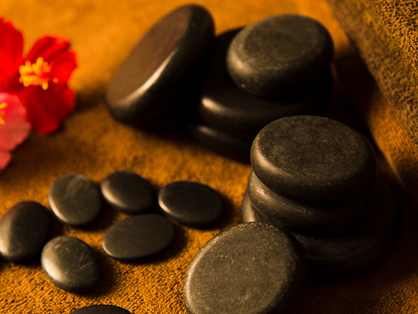 ホットストーンマッサージはメンズエステで受けられる！期待できる健康効果や注意点について