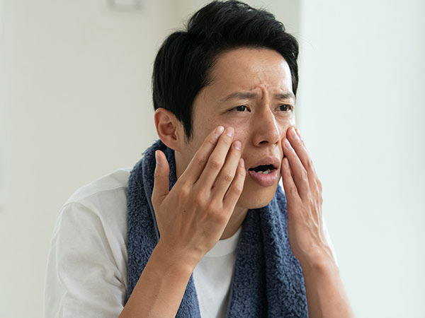 男肌のテカリは原因を知って防止しよう！見直すべきスキンケアや生活習慣について