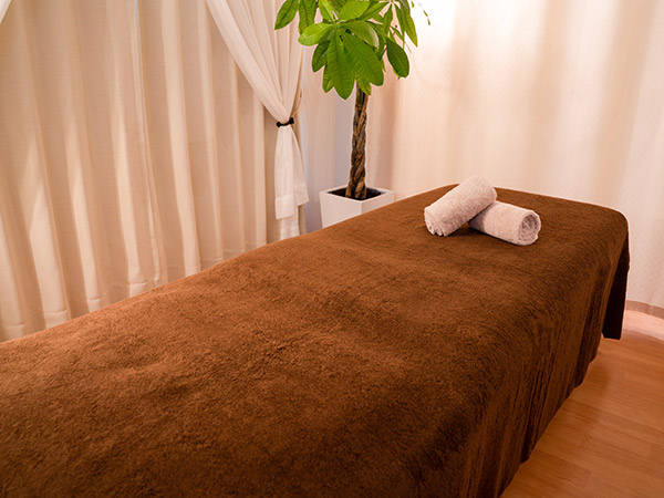 【セラピスト向け】マット施術とベッド施術の違いは？それぞれのメリット・デメリットを解説