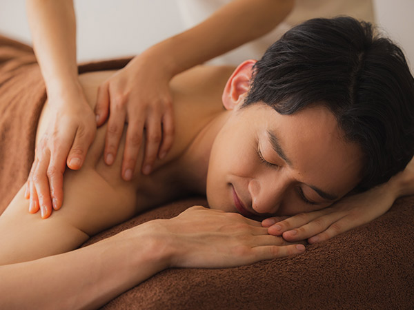 うつ伏せで施術を受ける男性