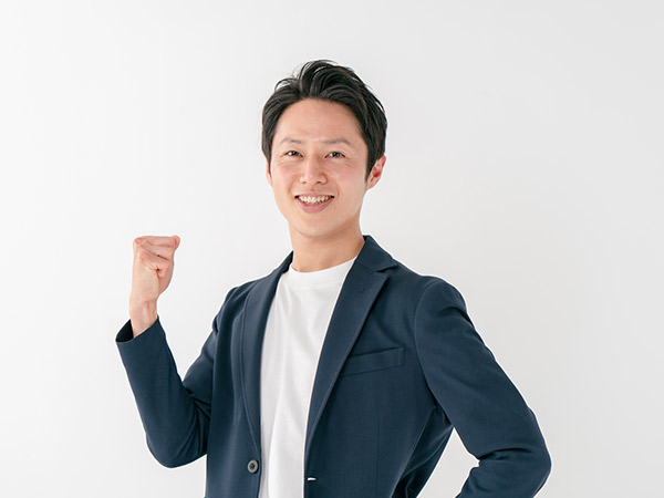 ガッツポーズをする男性