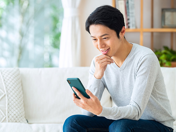 スマホを見る男性