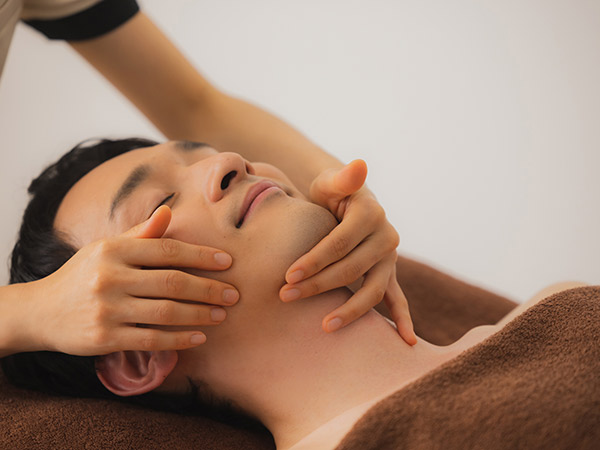 フェイシャルマッサージを受ける男性