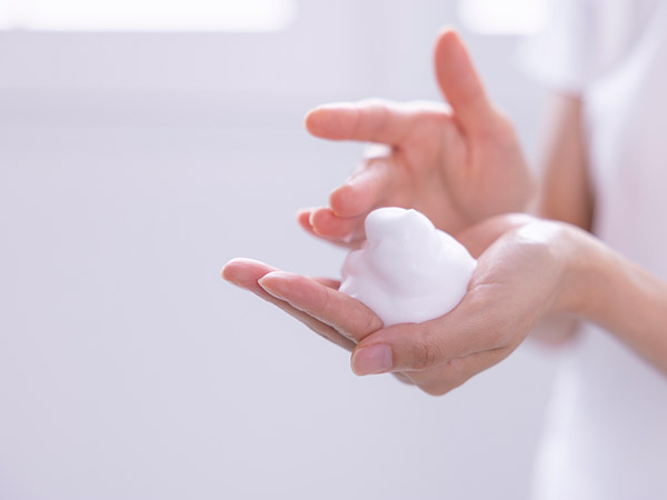 ボディーソープを泡立てる様子