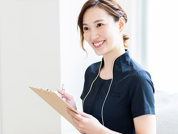 カウンセリングでカルテを書き込む女性