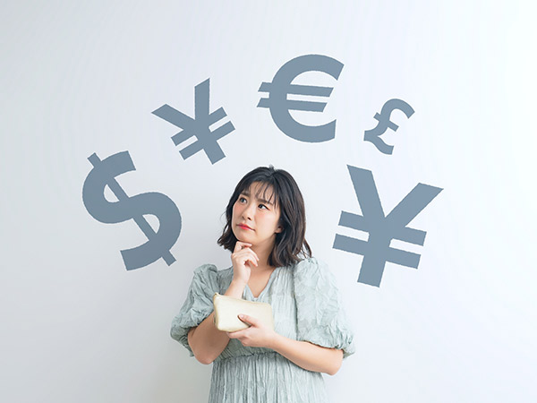 財布を持って悩む女性