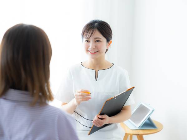 カウンセリングを行う女性